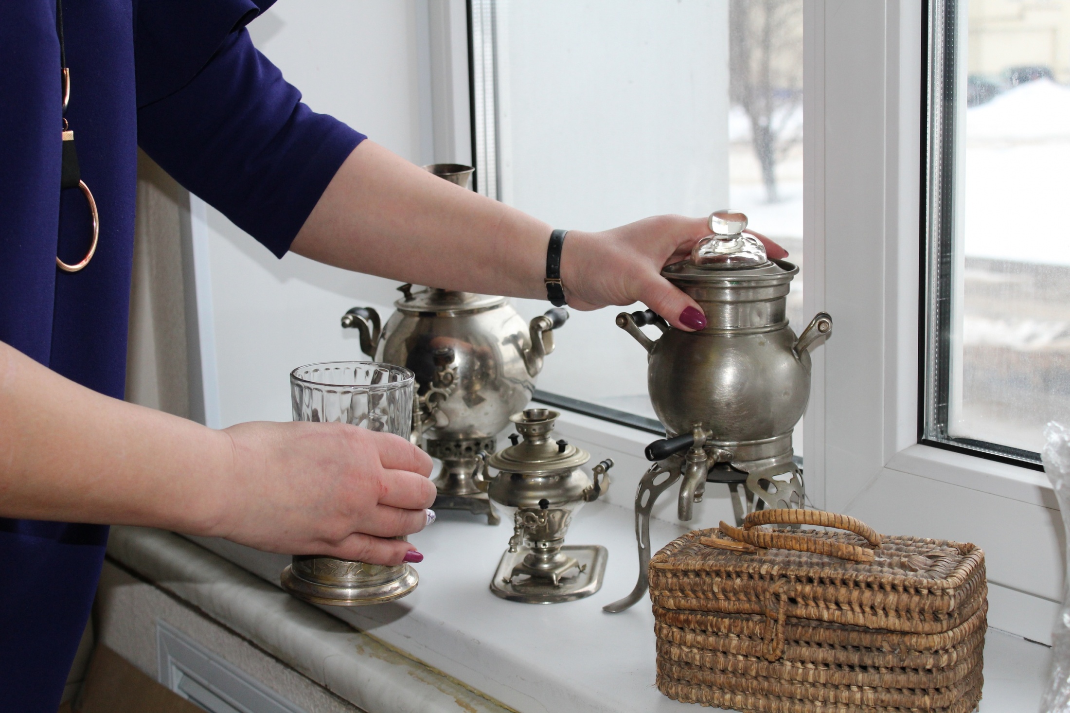 Самовар вокзальная. Чайная церемония с самоваром. Чай из самовара. Традиционный русский самовар. Самовар в интерьере.